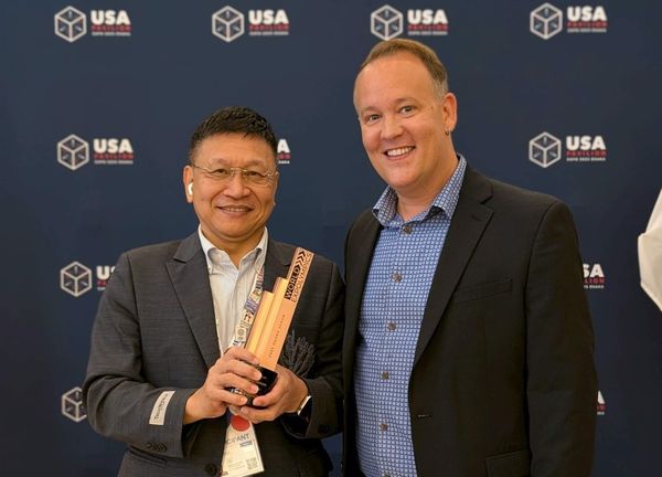 ▲TECH WORLD館長邱揮立(左)代表受獎，與TEDA執行總監Travis Staton(右)合影。(圖／貿協提供)。