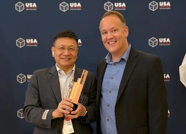 ▲TECH WORLD館長邱揮立(左)代表受獎，與TEDA執行總監Travis Staton(右)合影。(圖／貿協提供)。