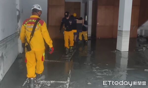 ▲台南市特搜隊在花蓮協助後送行動不便患者脫困就醫，展現專業救援能量。（圖／記者林東良翻攝，下同）