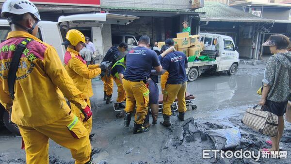▲台南市特搜隊在花蓮協助後送行動不便患者脫困就醫，展現專業救援能量。（圖／記者林東良翻攝，下同）