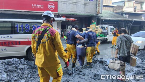 ▲台南市特搜隊在花蓮協助後送行動不便患者脫困就醫，展現專業救援能量。（圖／記者林東良翻攝，下同）