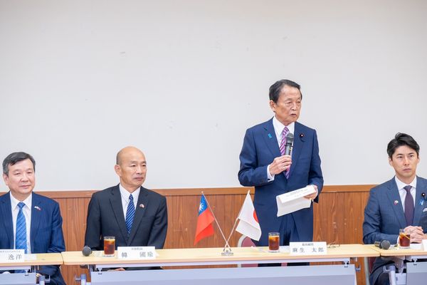 ▲韓國瑜25日率團拜會日本前首相麻生太郎。（圖／立法院提供）