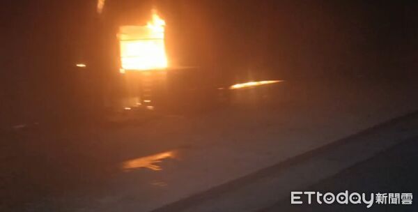 ▲台南仁德區一處工廠25日下午驚傳火警，現場陷入火海，消防人員全力搶救滅火中。（記者林東良翻攝，下同）