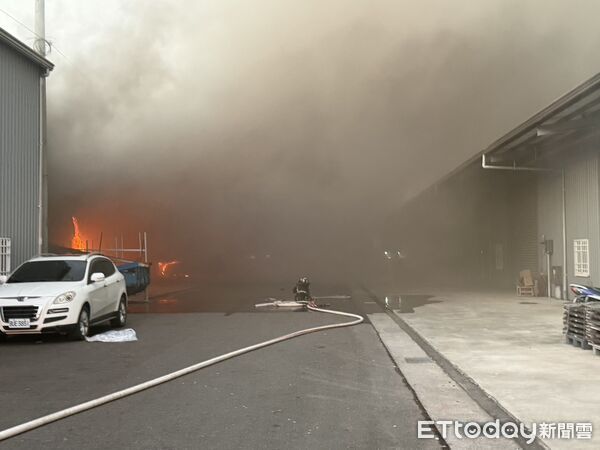 ▲台南仁德區一處工廠25日下午驚傳火警，現場陷入火海，消防人員全力搶救滅火中。（記者林東良翻攝，下同）