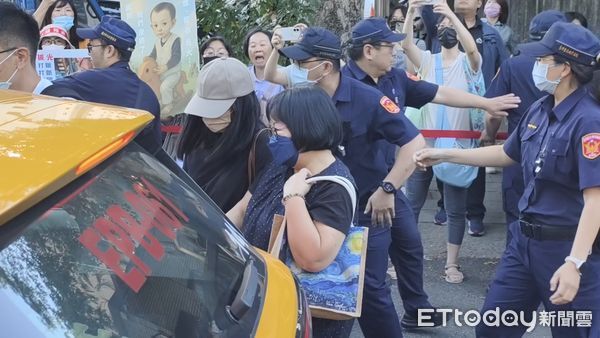 ▲▼於剴剴案中涉嫌訪視失職與造假的兒福聯盟前社工陳尚潔，今（25日）到台北地院出庭不認罪，遭場外數10名抗議群眾怒吼「重判」。（圖／記者黃哲民攝）