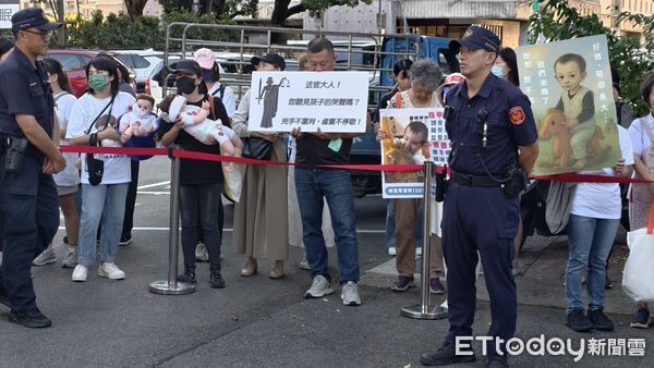 ▲▼於剴剴案中涉嫌訪視失職與造假的兒福聯盟前社工陳尚潔，今（25日）到台北地院出庭不認罪，遭場外數10名抗議群眾怒吼「重判」。（圖／記者黃哲民攝）