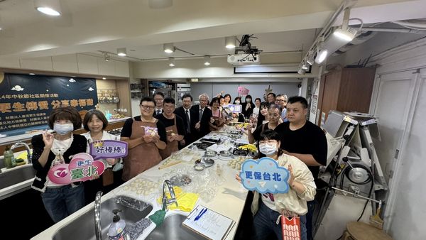 ▲▼更保台北分會舉辦中秋關懷活動作月餅。（圖／北檢提供）