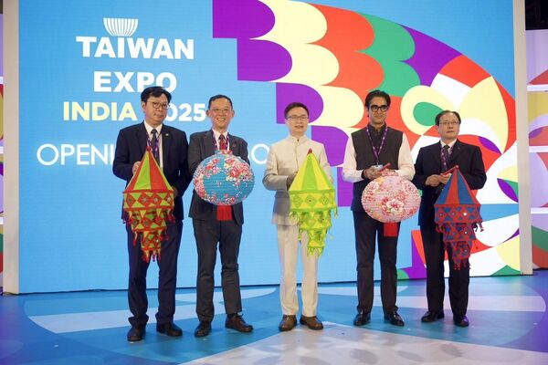 ▲左起印度台灣商會聯合總會總會長何俊炘、駐印度代表處大使陳牧民、外貿協會董事長黃志芳。（圖／貿協提供）