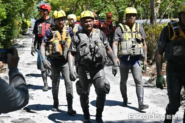 ▲強颱「樺加沙」外圍環流帶來可觀雨量，導致花蓮馬太鞍溪堰塞湖溢流，洪峰沖毀馬太鞍溪橋，大水漫入光復鄉市區，鄰近堤防的佛祖街災情慘重，今日水勢稍退但仍有厚重淤泥堆積，搜救人員不顧渾身泥濘持續在該地搜索。（圖／記者李毓康攝）