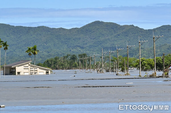 ▲▼強颱「樺加沙」外圍環流帶來可觀雨量，導致花蓮馬太鞍溪堰塞湖溢流，洪峰沖毀馬太鞍溪橋，大水漫入光復鄉市區，鄰近堤防的佛祖街災情慘重，今日水勢稍退但仍有厚重淤泥堆積，搜救人員不顧渾身泥濘持續在該地搜索。（圖／記者李毓康攝）
