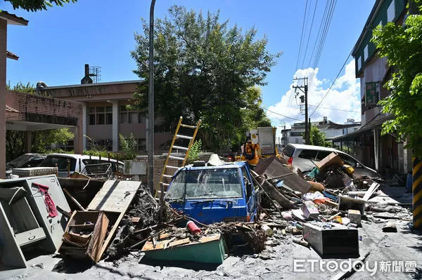 ▲▼強颱「樺加沙」外圍環流帶來可觀雨量，導致花蓮馬太鞍溪堰塞湖溢流，洪峰沖毀馬太鞍溪橋，大水漫入光復鄉市區造成極大災情。（圖／記者李毓康攝）