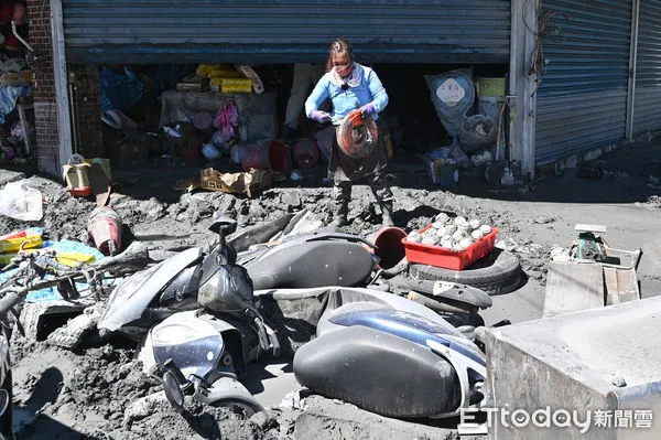 ▲▼強颱「樺加沙」外圍環流帶來可觀雨量，導致花蓮馬太鞍溪堰塞湖溢流，洪峰沖毀馬太鞍溪橋，大水漫入光復鄉市區造成極大災情，今（25）日光復雨勢停緩太陽露臉，居民把握空檔開始整理家園。（圖／記者李毓康攝）