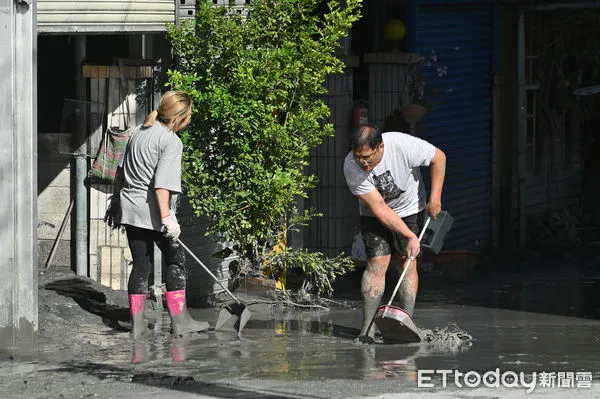 ▲▼強颱「樺加沙」外圍環流帶來可觀雨量，導致花蓮馬太鞍溪堰塞湖溢流，洪峰沖毀馬太鞍溪橋，大水漫入光復鄉市區造成極大災情，今（25）日光復雨勢停緩太陽露臉，居民把握空檔開始整理家園。（圖／記者李毓康攝）