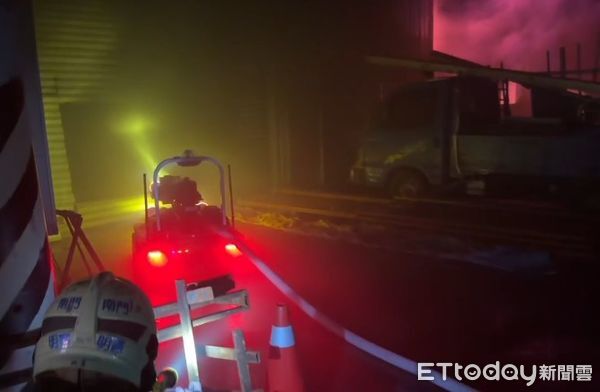 ▲▼快訊／台南鋼鐵加工廠火警「10間廠房」延燒　急派重機具馳援搶救。（圖／記者林東良翻攝）