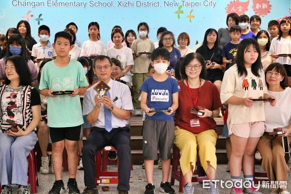 ▲新北長安國小敬師奉茶。（圖／新北市長安國小提供）