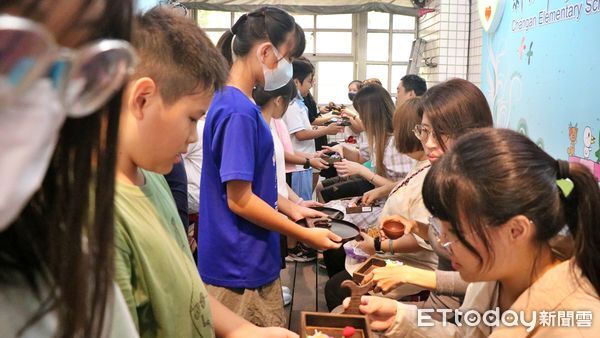 ▲新北長安國小敬師奉茶。（圖／新北市長安國小提供）