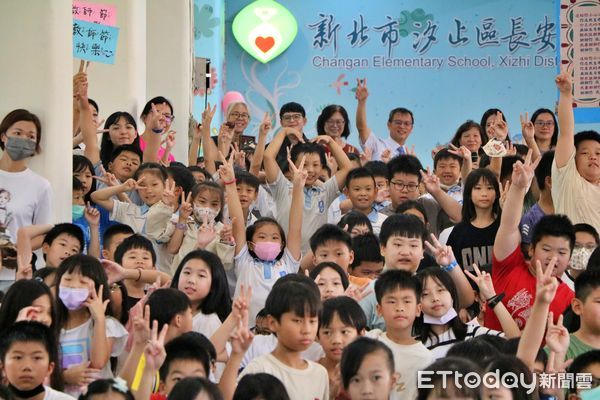 ▲新北長安國小敬師奉茶。（圖／新北市長安國小提供）