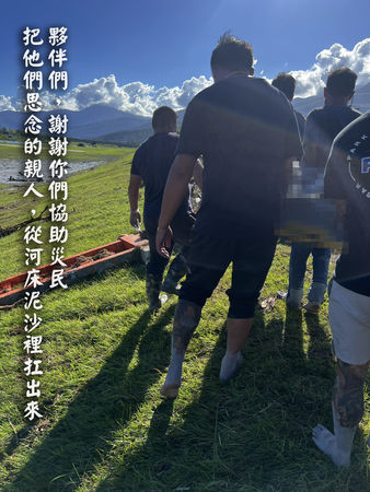▲▼員工拒送物資　他追問才知「災區抬遺體2公里」含淚：你們好棒。（圖／翻攝小劍劍-務農夫婦x田園日記臉書）