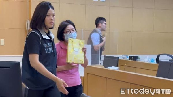 新店戶政事務所人員王子誼（戴口罩者）因涉嫌貪汙，遭檢方聲押禁見。（圖／記者劉昌松攝）