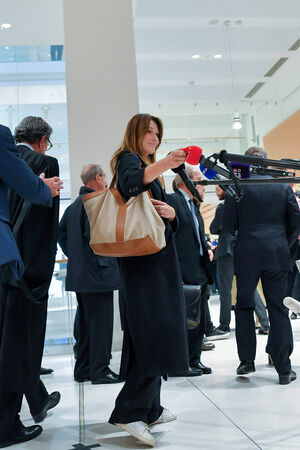 ▲▼法前總統判刑5年「超模妻子」大暴走　怒拔記者麥克風套丟地上。法國前總統沙柯吉（Nicolas Sarkozy）與他的前超模妻子布魯妮（Carla Bruni）（圖／達志影像／美聯社）