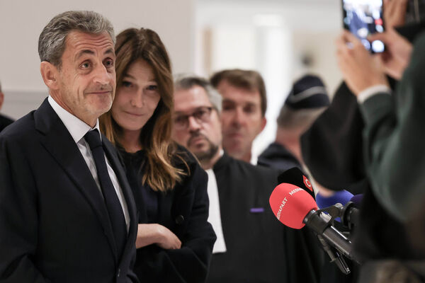 ▲▼法前總統判刑5年「超模妻子」大暴走　怒拔記者麥克風套丟地上。法國前總統沙柯吉（Nicolas Sarkozy）與他的前超模妻子布魯妮（Carla Bruni）（圖／達志影像／美聯社）