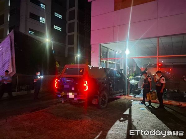 ▲▼高雄皮卡酒駕撞進汽車修理廠。（圖／記者賴文萱翻攝）
