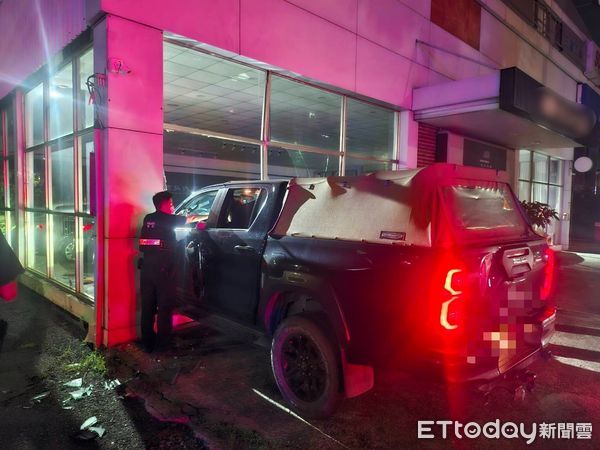 ▲▼高雄皮卡酒駕撞進汽車修理廠。（圖／記者賴文萱翻攝）