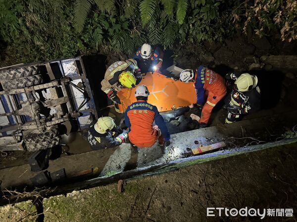 ▲苗栗縣頭屋鄉謝姓男子獨自到果園務農，慘遭搬運車壓住，消防人員漏夜救出時已身亡。（圖／記者楊永盛翻攝）