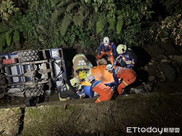 ▲苗栗縣頭屋鄉謝姓男子獨自到果園務農，慘遭搬運車壓住，消防人員漏夜救出時已身亡。（圖／記者楊永盛翻攝）