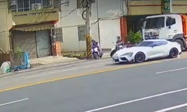▲和美鎮彰美路發生2機車與貨車碰撞離奇車禍。（圖／民眾提供）