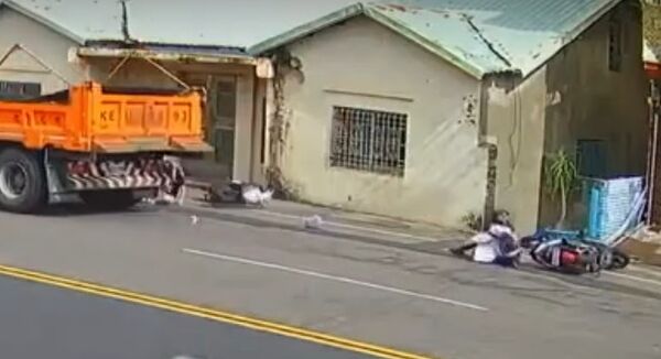 ▲和美鎮彰美路發生2機車與貨車碰撞離奇車禍。（圖／民眾提供）