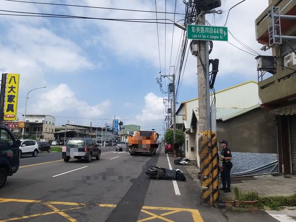▲和美鎮彰美路發生2機車與貨車碰撞離奇車禍。（圖／民眾提供）