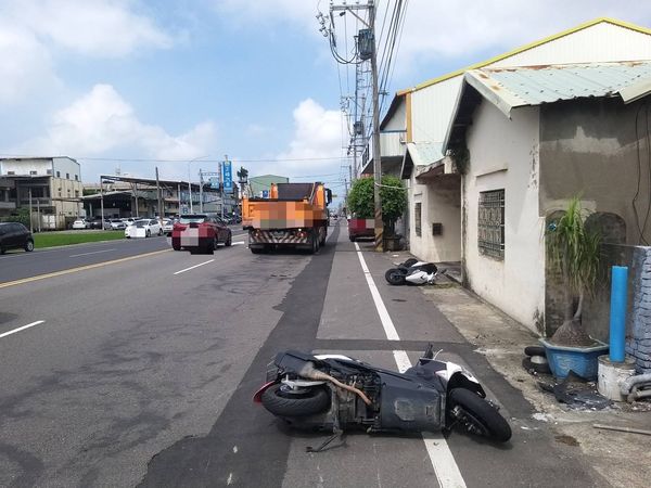 ▲和美鎮彰美路發生2機車與貨車碰撞離奇車禍。（圖／民眾提供）