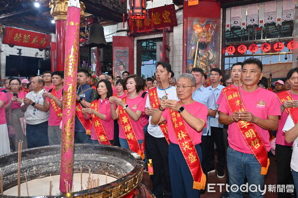 ▲▼蘭陽媽祖文化節今（26日）起展開為期3天的海陸遶境活動，宜蘭縣代理縣長林茂盛（上圖中）率參與活動信眾，共同默哀1分鐘，為花蓮光復鄉災民祈福祝禱。（圖／記者游芳男翻攝，下同）