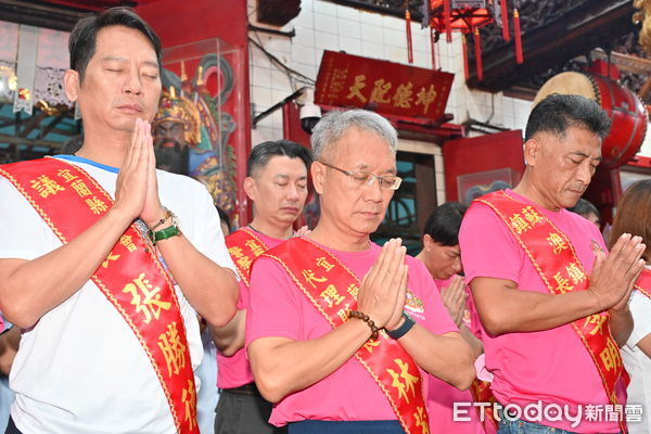 ▲▼蘭陽媽祖文化節今（26日）起展開為期3天的海陸遶境活動，宜蘭縣代理縣長林茂盛（上圖中）率參與活動信眾，共同默哀1分鐘，為花蓮光復鄉災民祈福祝禱。（圖／記者游芳男翻攝，下同）