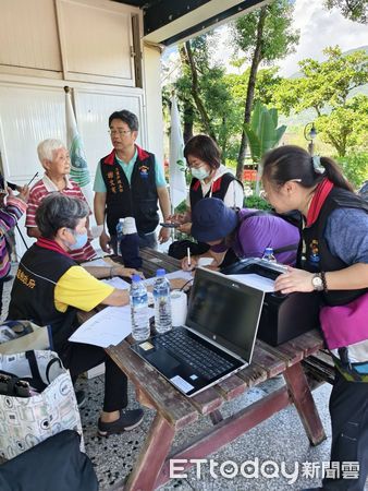 ▲▼縣府於前進指揮所設立行動化工作站並派員至收容中心巡迴服務辦理戶政證件及補辦健保卡。（圖／花蓮縣政府提供，下同)