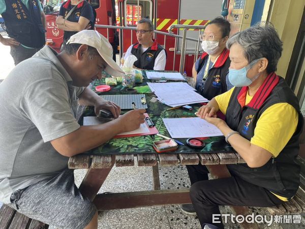 ▲▼縣府於前進指揮所設立行動化工作站並派員至收容中心巡迴服務辦理戶政證件及補辦健保卡。（圖／花蓮縣政府提供，下同)