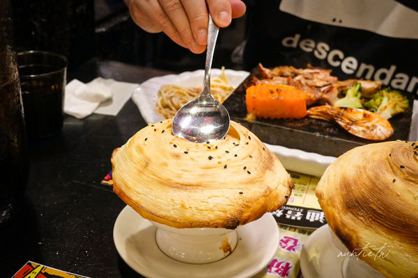 ▲▼宜蘭羅東「邦迪岩燒餐廳」，400度高溫石板牛排自己煎，香濃螺旋酥皮濃湯！。（圖／部落客水晶提供）