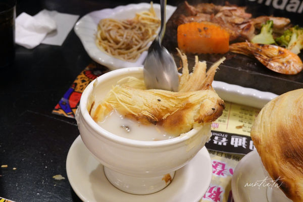 ▲▼宜蘭羅東「邦迪岩燒餐廳」，400度高溫石板牛排自己煎，香濃螺旋酥皮濃湯！。（圖／部落客水晶提供）