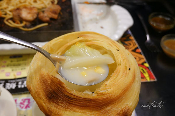 ▲▼宜蘭羅東「邦迪岩燒餐廳」，400度高溫石板牛排自己煎，香濃螺旋酥皮濃湯！。（圖／部落客水晶提供）