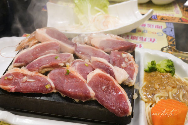 ▲▼宜蘭羅東「邦迪岩燒餐廳」，400度高溫石板牛排自己煎，香濃螺旋酥皮濃湯！。（圖／部落客水晶提供）