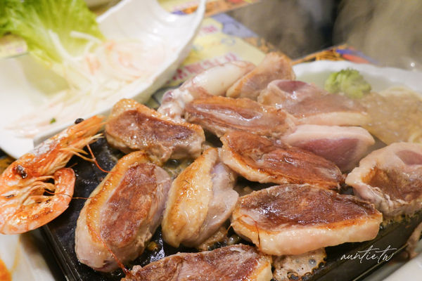 ▲▼宜蘭羅東「邦迪岩燒餐廳」，400度高溫石板牛排自己煎，香濃螺旋酥皮濃湯！。（圖／部落客水晶提供）