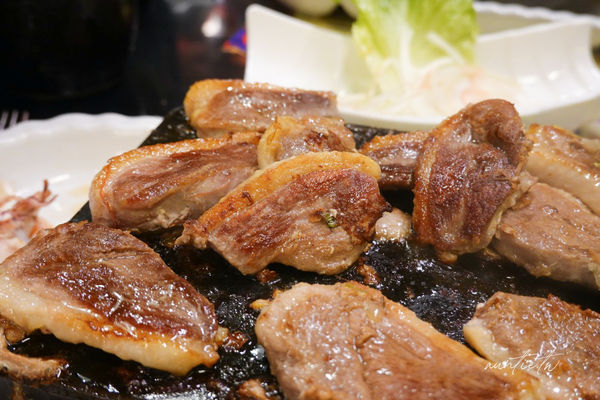 ▲▼宜蘭羅東「邦迪岩燒餐廳」，400度高溫石板牛排自己煎，香濃螺旋酥皮濃湯！。（圖／部落客水晶提供）