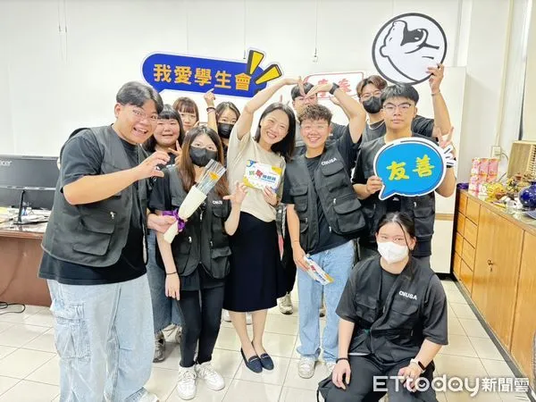 ▲嘉藥學生代表獻上花束與卡片，向校長與師長表達誠摯感謝。（記者林東良翻攝，下同）