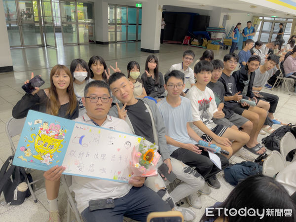 ▲嘉藥學生代表獻上花束與卡片，向校長與師長表達誠摯感謝。（記者林東良翻攝，下同）