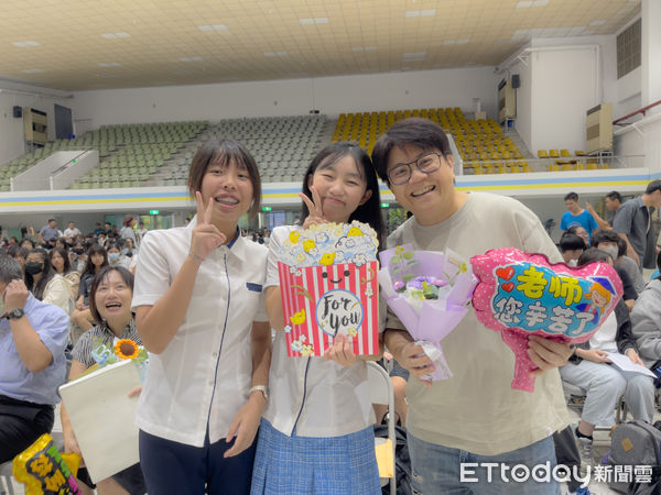 ▲嘉藥學生代表獻上花束與卡片，向校長與師長表達誠摯感謝。（記者林東良翻攝，下同）