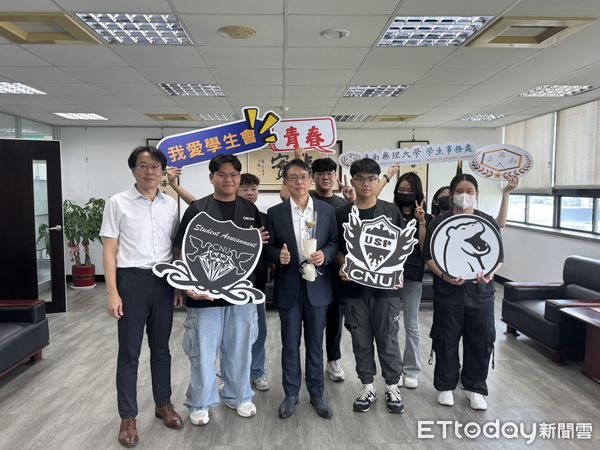 ▲嘉藥學生代表獻上花束與卡片，向校長與師長表達誠摯感謝。（記者林東良翻攝，下同）