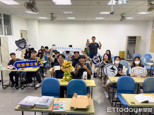 ▲嘉藥學生代表獻上花束與卡片，向校長與師長表達誠摯感謝。（記者林東良翻攝，下同）