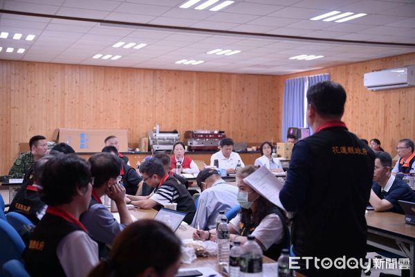 ▲▼災害應變中心在光復糖廠前進指揮所召開定期災後復原會議，由縣長徐榛蔚親自主持。（圖／花蓮縣政府提供，下同）