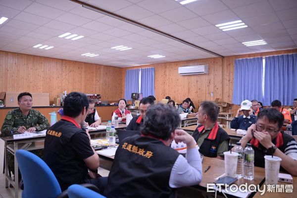 ▲▼災害應變中心在光復糖廠前進指揮所召開定期災後復原會議，由縣長徐榛蔚親自主持。（圖／花蓮縣政府提供，下同）